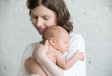 madre-y-bebe-abrazados_1218-549
