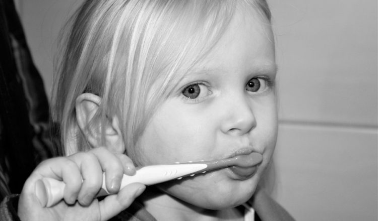 brushing-teeth-2103217_960_720